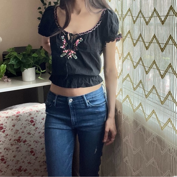 Gloria Vanderbilt Tops - Bella Swan Alt Betsey Johnson Black Embroidered Top Gloria Vanderbilt